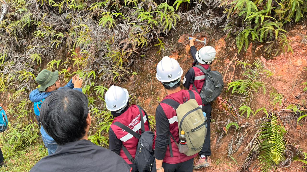 Mahasiswa-Teknik-Pertambangan-Nobel-Indonesia-Analisis-Bahan-Galian-di-PT-Makale-Toraja-Mining